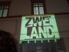 StadtKlangBild-Installation in Eisenach: Kurz vor dem Start leuchtet das ZWEI-LAND-Logo an den Hauswänden
